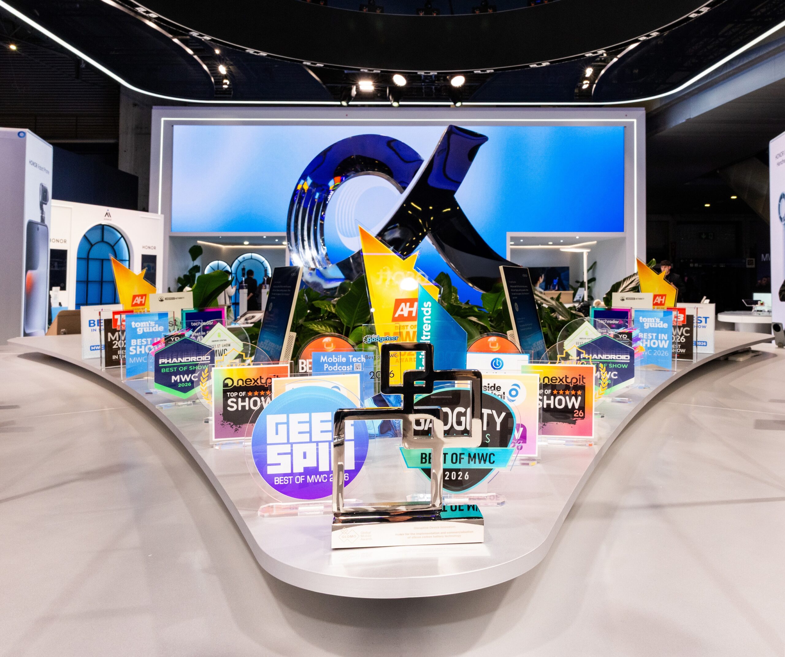 HONOR primește recunoaștere globală la MWC 2026 pentru Robot Phone și leadership-ul în zona telefoanelor pliabile cu Magic V6